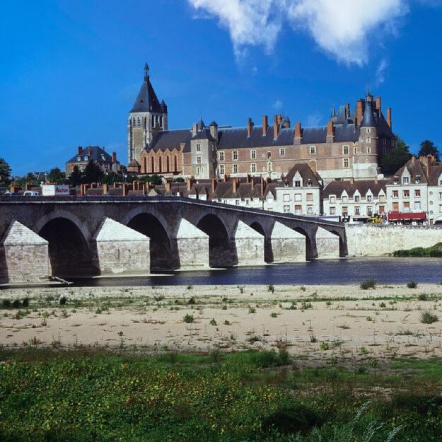 Château et cité de Gien, vus de la Loire