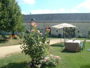 Petit-déjeuner au jardin du Clos de Ligré Chambres d'Hôtes