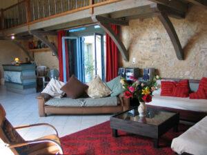 Salon et accès extérieur Gîte, location saisonnière au Domaine du Grand-Gruet, en Sarthe, France, Europe