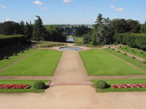 Jardin à la Française et perspective Visites Parc et jardin au château de Craon, Mayenne, Bretagne, Normandie, France, Europe