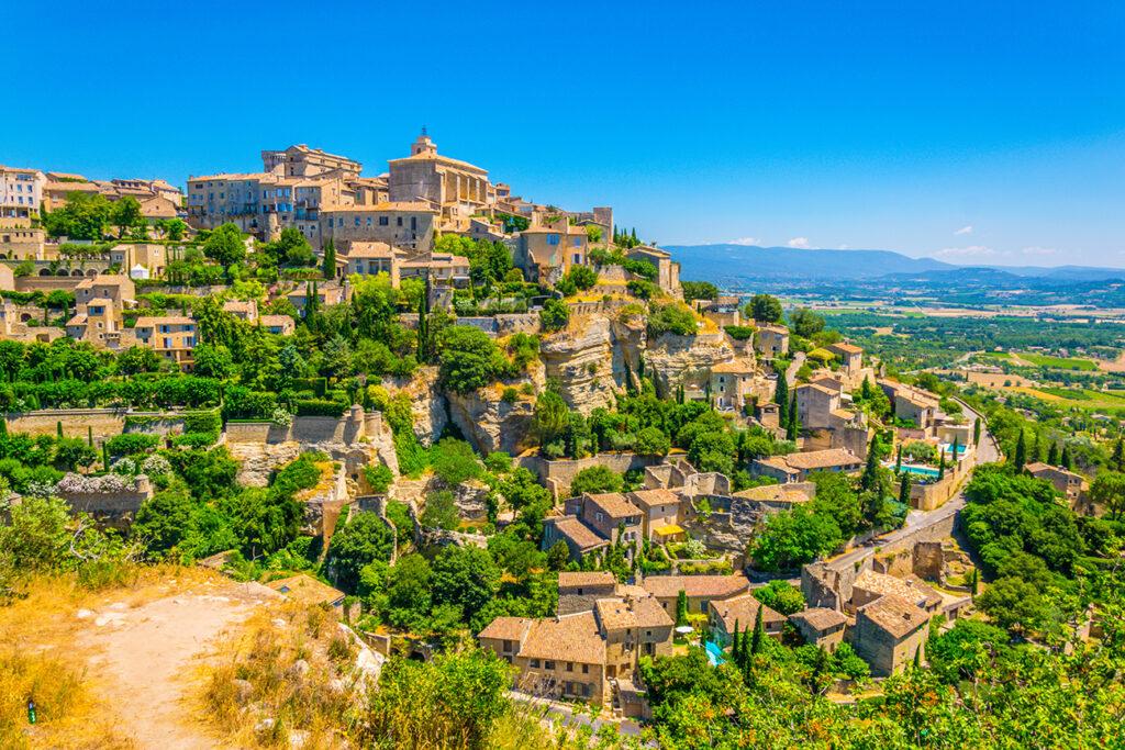 Dans le village de Gordes : les Caves troglodytes du Palais Saint-Firmin