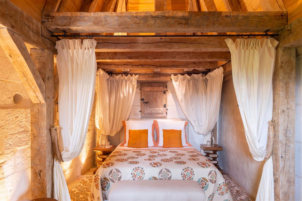 Château du Rivau, Suite du Roi René, lit