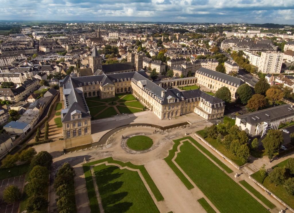 Caen, l'Abbaye Royale aux Dames vue panoramique aérienne