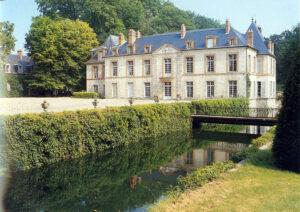 château du Saussay vu des douves depuis la chapelle