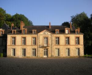 Facade du château du Saussay vue du parc