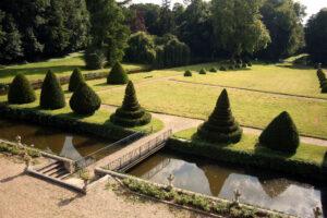 Rangée d'ifs château du Saussay