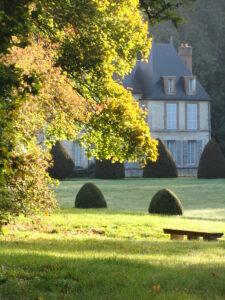 Aube sur le château du Saussay vu du parc