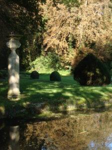 Parc et colonne château du Saussay