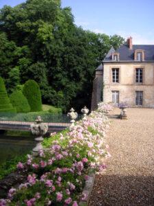 château du Saussay,, douve et banquette de roses